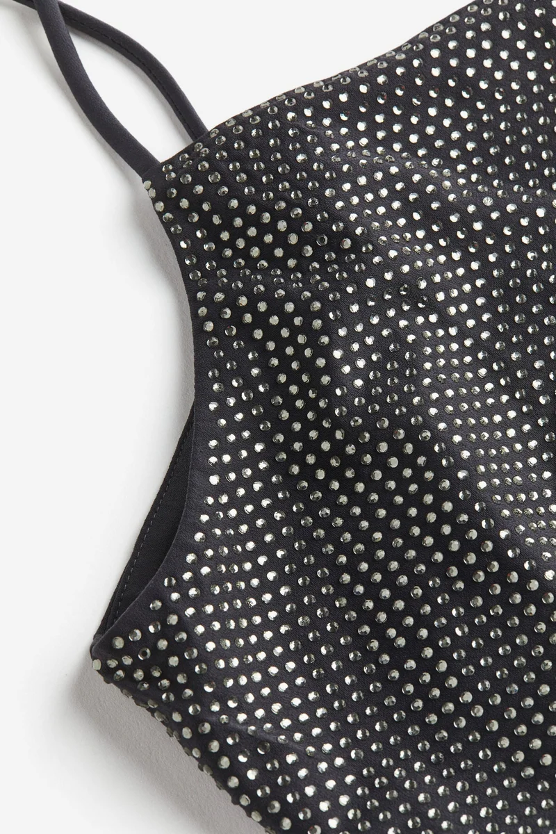 اتش اند ام بلوزة مخططة مزيّنة بأحجار الراين